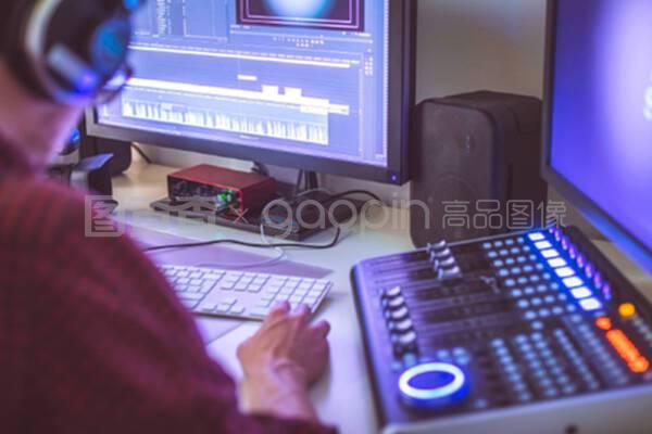 專(zhuān)業(yè)的剪輯室,用于視頻編輯和視頻制作顯示器和聲音混合臺(tái)